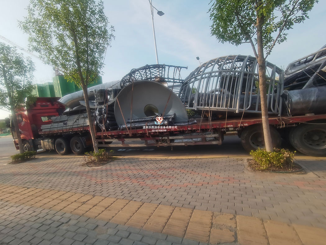 戶外游樂設(shè)備裝車