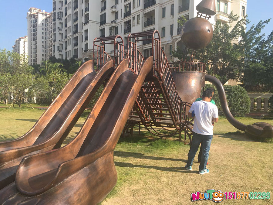 如何降低戶外滑梯的危險系數(shù)？有以下三個方面